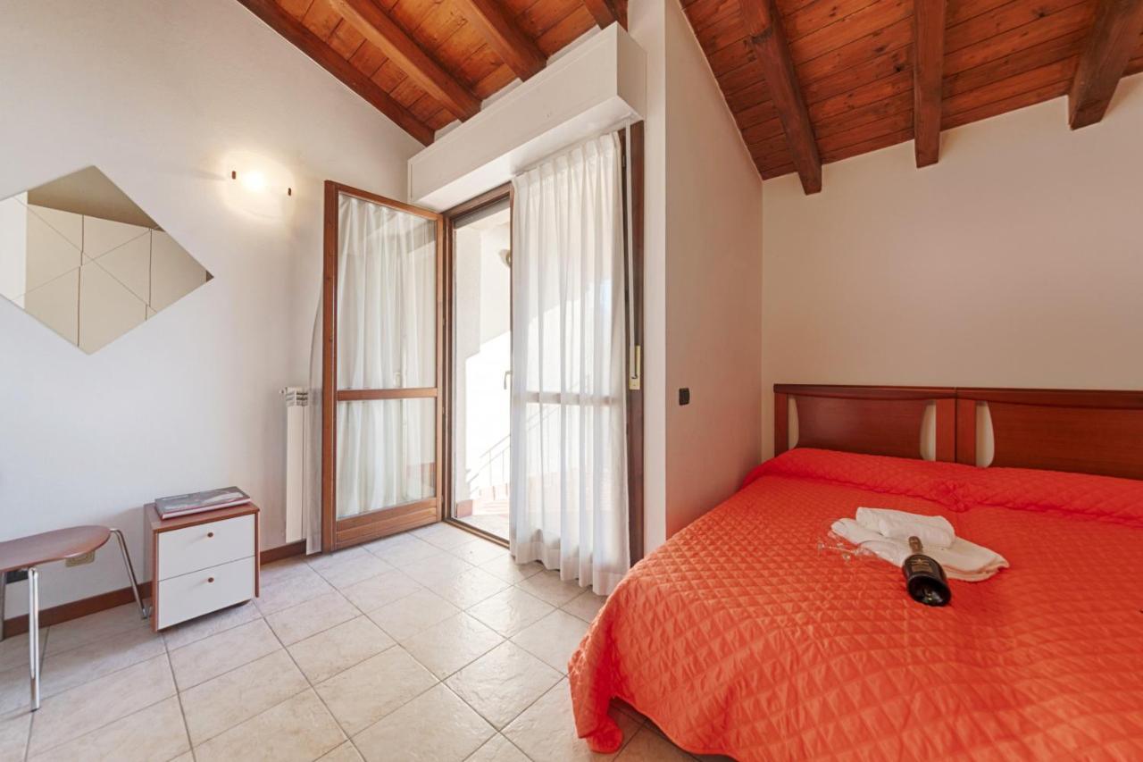 2-Bedroom Lakeview Apartment At The Lake Acquaseria Kültér fotó